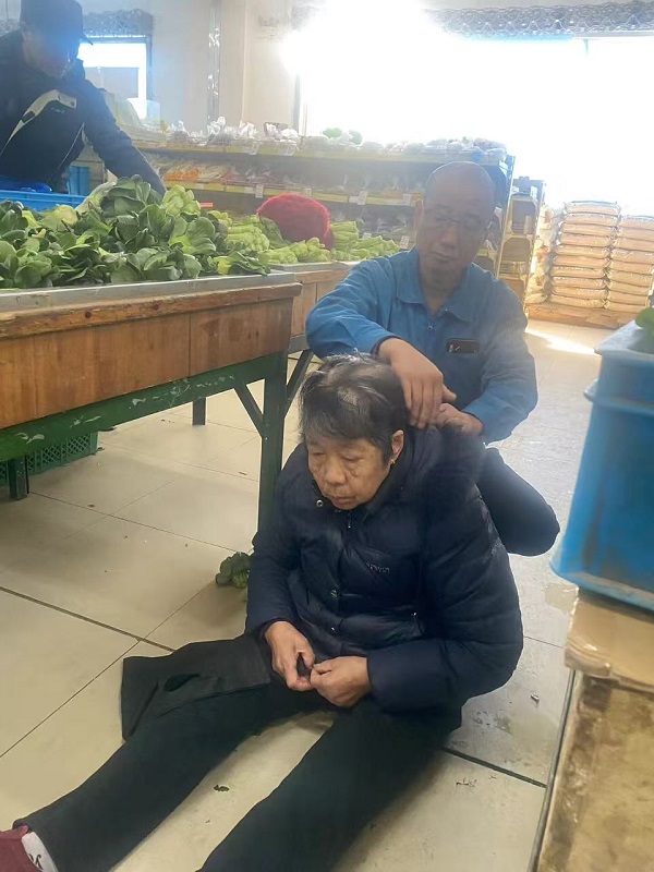天惠超市坊前店上演溫情救援，及時施救助老太轉(zhuǎn)危為安